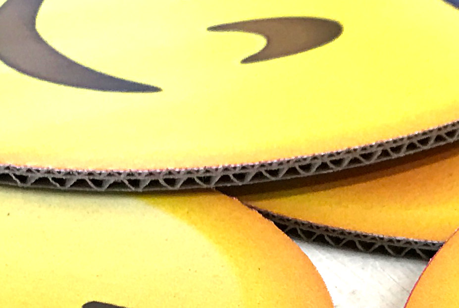 Alle real life emoji's worden gemaakt van 5 mm karton