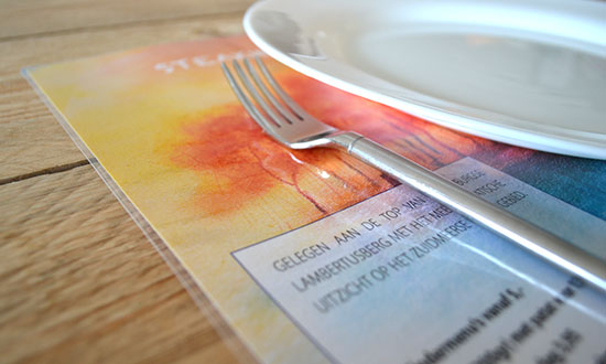 Fullcolor geplastificeerde placemats bedrukken op kwaliteitspapier, voor gebruik als onderlegger in horeca