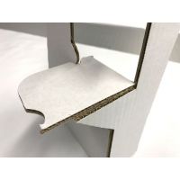 Sluit de steun in een hoek van 90 graden door het flapje om te vouwen